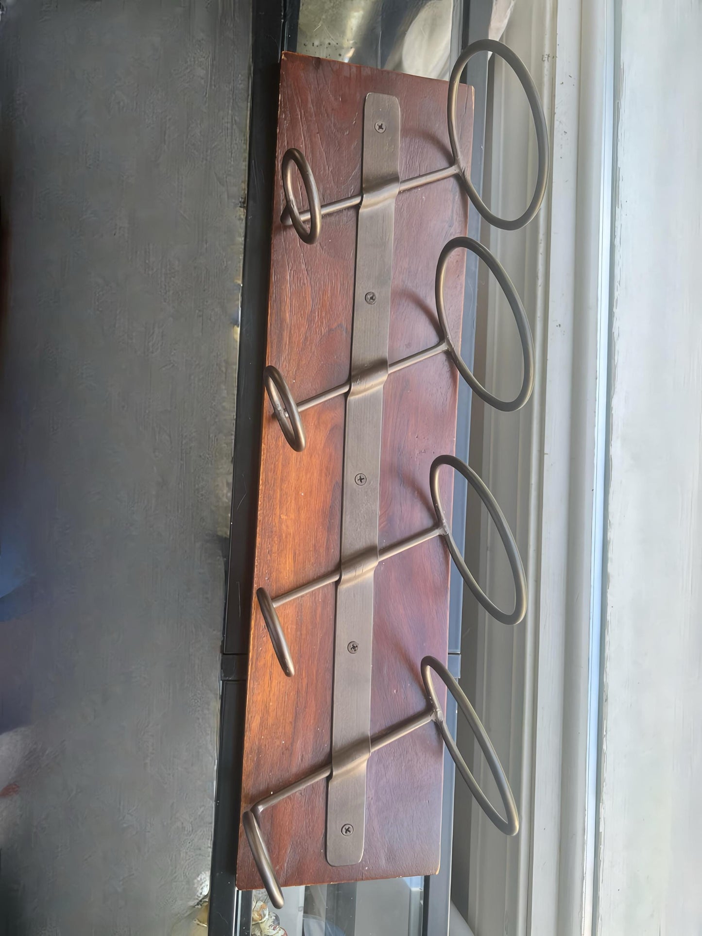 Rustic Wall-Mounted Wine Rack – Wood & Metal 4-Bottle Holder – Farmhouse Kitchen Bar Decor