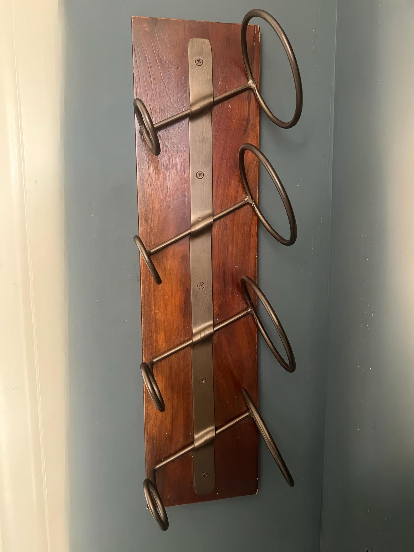 Rustic Wall-Mounted Wine Rack – Wood & Metal 4-Bottle Holder – Farmhouse Kitchen Bar Decor