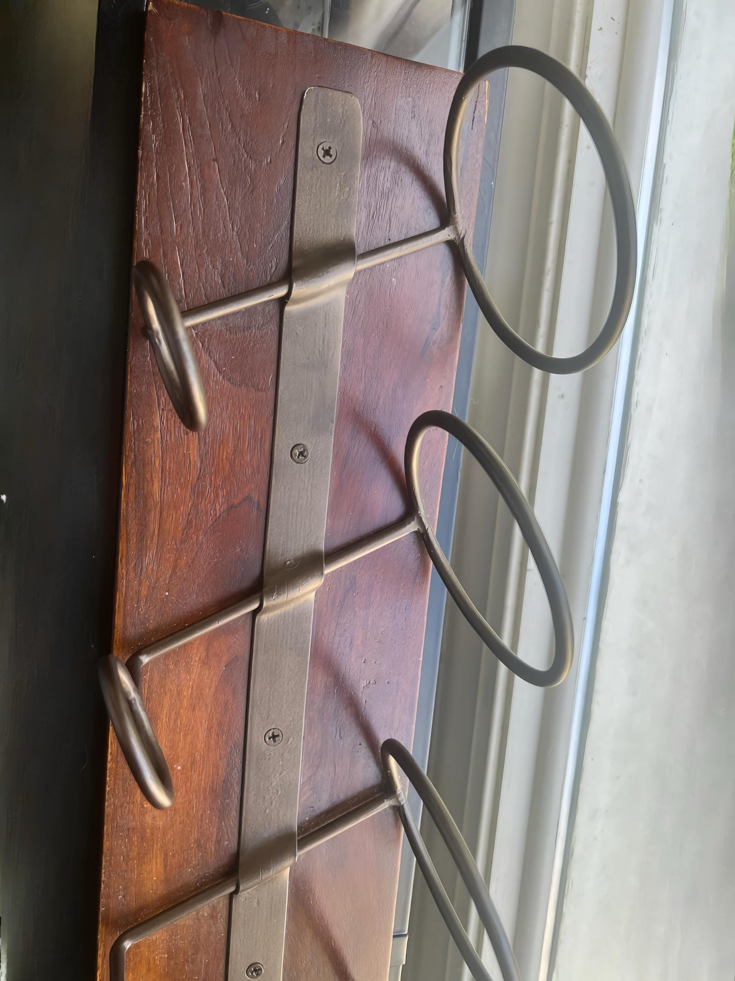 Rustic Wall-Mounted Wine Rack – Wood & Metal 4-Bottle Holder – Farmhouse Kitchen Bar Decor