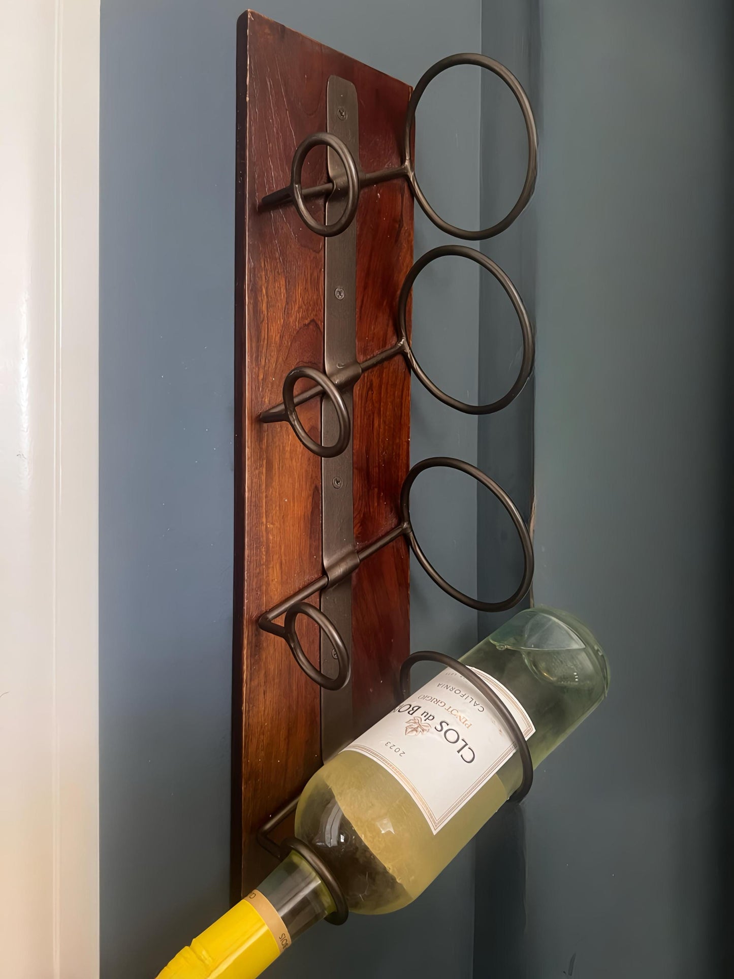 Rustic Wall-Mounted Wine Rack – Wood & Metal 4-Bottle Holder – Farmhouse Kitchen Bar Decor