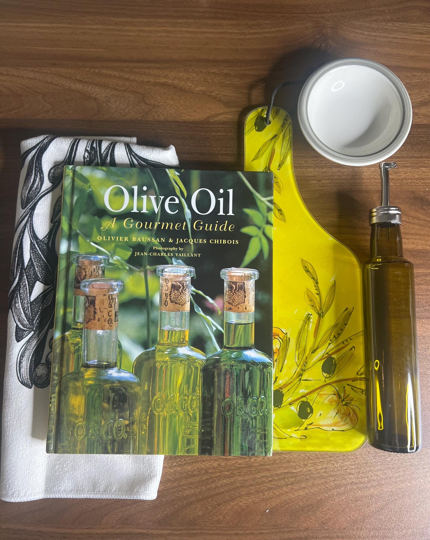 Curated Olive Oil Gourmet Gift Set – Cookbook, Ceramic Board, Dispenser Bottle, Dipping Dish & Towel | Mediterranean Kitchen Décor | Hostess